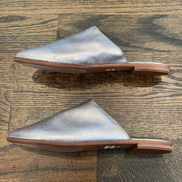TOMS Silver Pewter Metallic Leather Mules Slip On Shoes - Picture 2 of 5